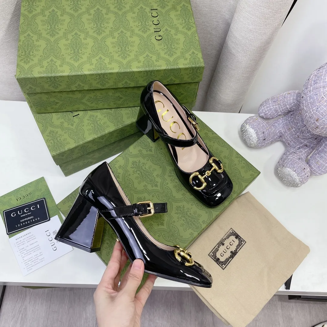 👟👟Ex-factory price👟👟Ex-factory price 480👟👟 ____New arrival____ GUCCI Gucci/Gucci high-end boutique 20212 early spring new model, original flavor and original quality! Every detail has been carefully crafted and can be compared with ZG, no second quality! Fabric: Original custom imported patent leather with molded hardware horsebit buckle from Dongguan Dachang Factory Lining/foot pads: High-end custom sheepskin lining Heel height: 7.5CM, electroplated gold+covered leather Outsole: Italian genuine leather sole Size: 34-41 (34.40.41. Customized, non-returnable) This medium-heeled pump is made of leather, with designs such as a square toe and a three-dimensional square heel. The exquisite and delicate details give the entire design an elegant charm. The gold-toned horsebit injects the brand’s logo into this look. ●Horsebit detail. Three-dimensional square heel. ●Created in Italy.